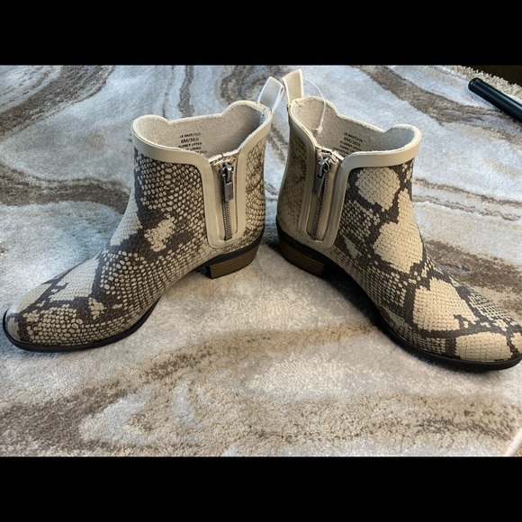 NEW - LUCKY brand Basel H20 rain boot in color chinchilla - Picture 9 of 9